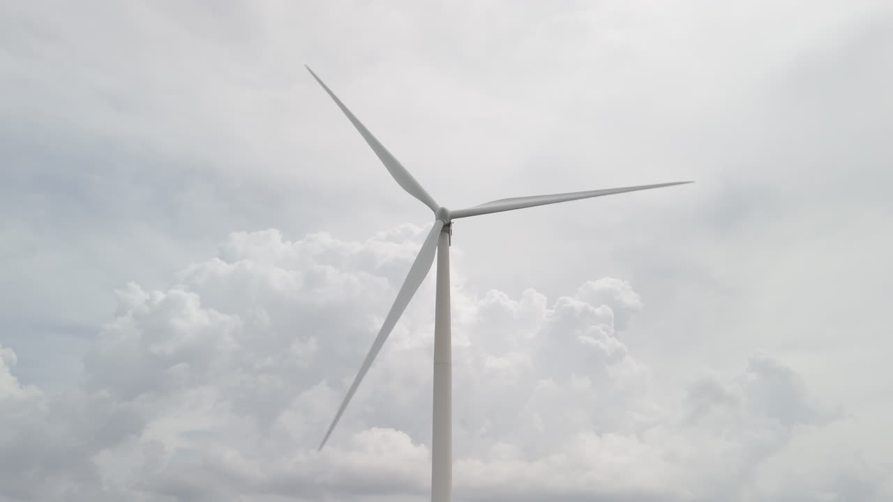 Stor vindturbin med skyet himmel, kinetisk ren grønn energi generert av vind.
