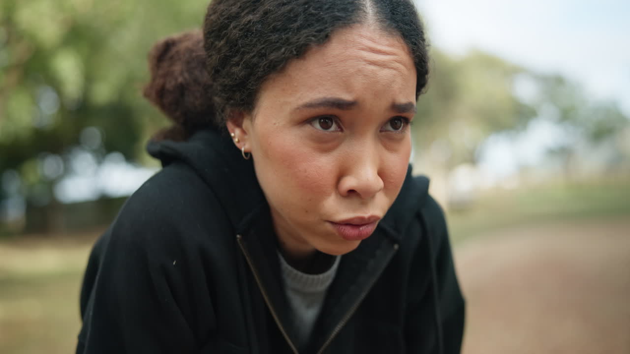 피곤한 여자, 러너와 피트니스를 위해 공원에서 휴식