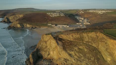 Sonnenuntergangsantenne-Mit-Blick-Auf-Den-Strand-Von-Porthtowan,-Cornwall,-England,-Vereinigtes-Königreich