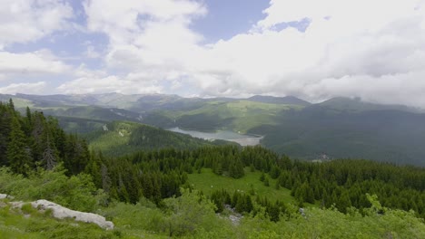 Transfagarasan-Bâlea-Lake-top-shot,-Green-valley,-Ultra-wide-shot