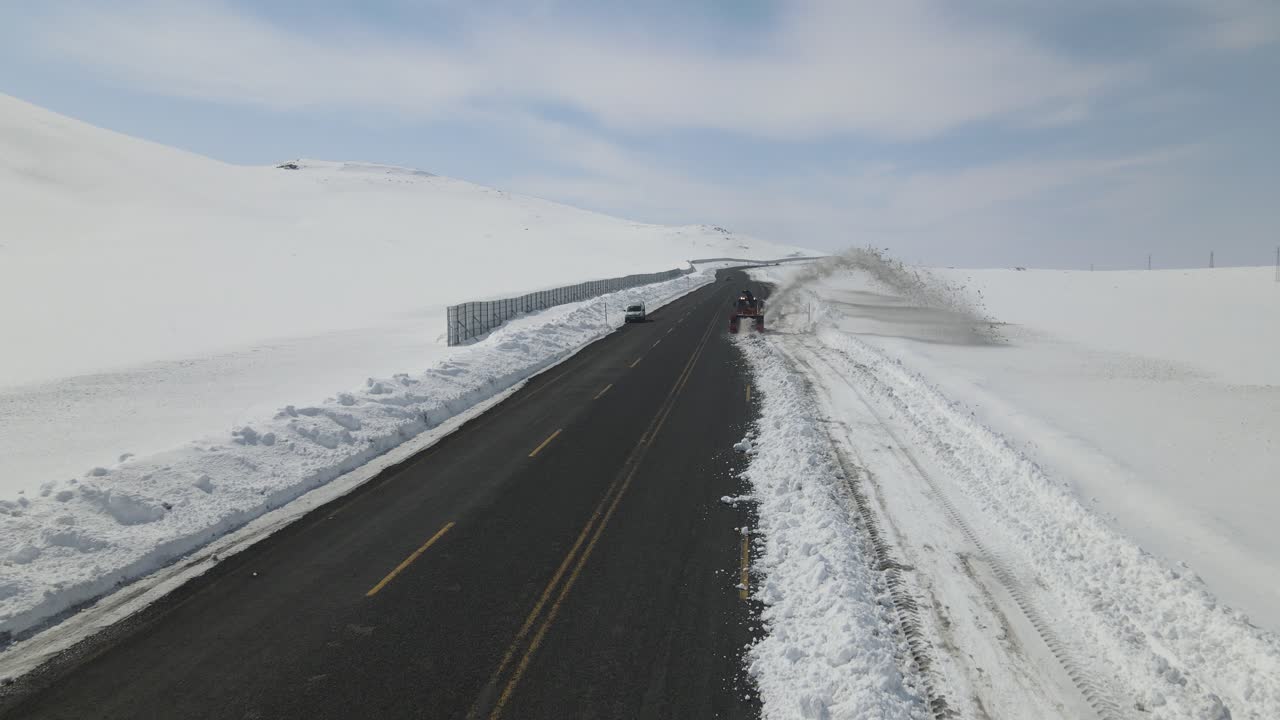 제설 기계가 도로를 갈아엎다
