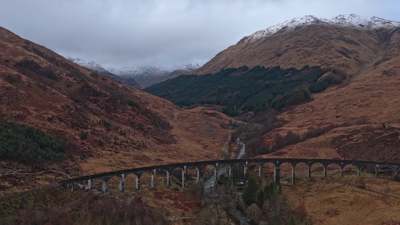Glenfinnan viadukt jernbanebro i det skotske høylandet