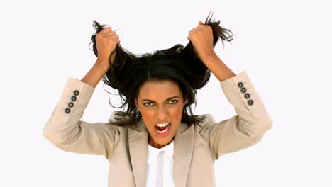 una mujer de negocios estresada sacudiendo el cabello.