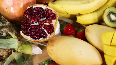 variedad de frutas expuestas en un arreglo vibrante