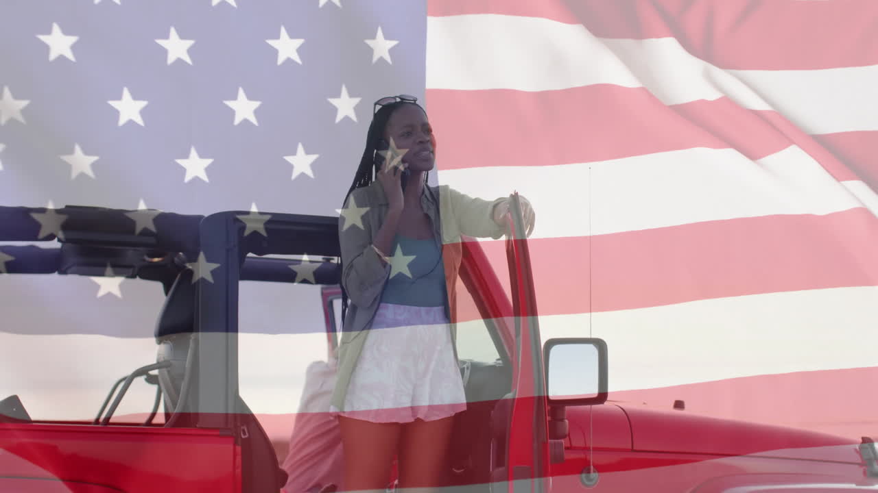 animación de la bandera de los estados unidos sobre una mujer afroamericana hablando en un teléfono inteligente