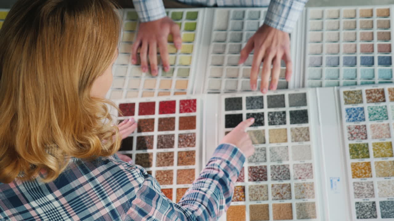 Un grupo de diseñadores trabaja en una solución de color usando un catálogo de muestras 1