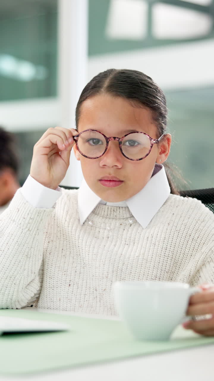 Ragazza con gli occhiali che tiene in mano una tazza