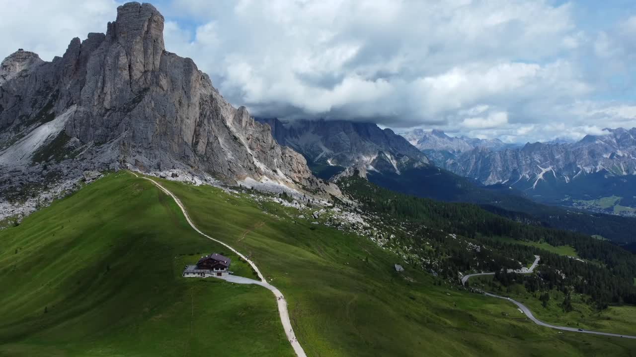 드론이 이탈리아의 웅장한 산꼭대기인 돌로미테스 (dolomites) 를 지나간다.