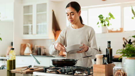 mujer cocinando verduras en una cocina