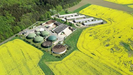 planta de biogás y granja desde arriba.
