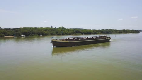 Schifffahrt-Auf-Dem-Jacui-Fluss,-Während-Der-Lastkahn-Flussabwärts-Fährt,-Luftschwenk