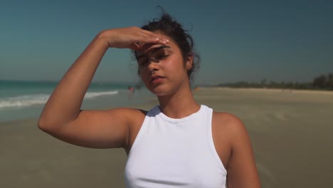 Mujer-Joven-Mirando-Alrededor-De-La-Playa-Y-Mirando-Al-Sol