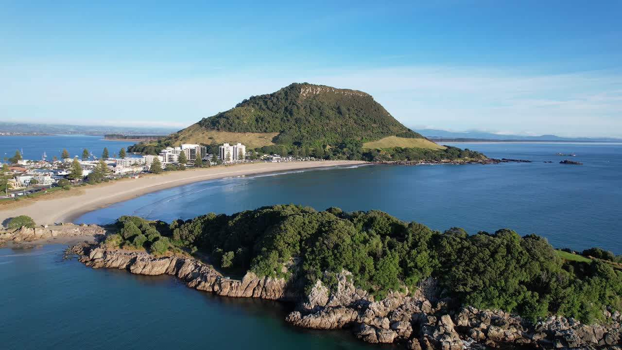 뉴질랜드 북섬 타우랑가 (tauranga) 의 마운간이 산 (mount maunganui beach) 근처에 있는 모투리키 섬 (motoriki island)