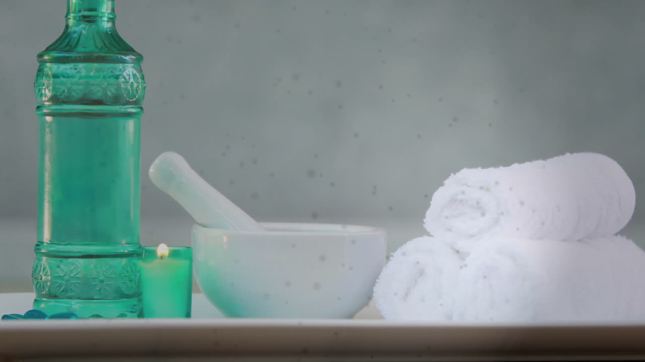 수건과 불을 가진 스파 필수품과 떠다니는 입자 애니메이션