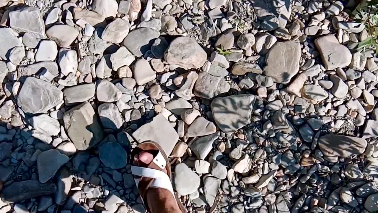 바위가 있는 강바닥을 고