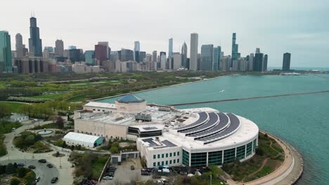 Aerial-coastline-view-of-Shedd-Aquarium-and-Chicago-skyline