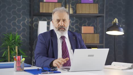 un hombre de negocios aburrido e infeliz.