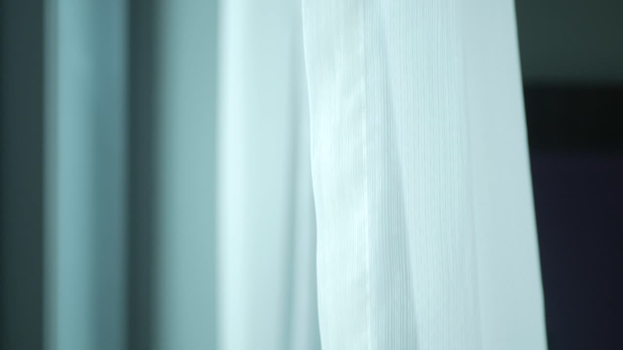 포브는 호텔에서  ⁇  커튼을 열고 여름에 머무는 휴가 휴가 휴식 시간