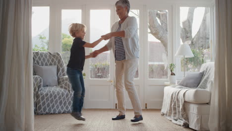 niño feliz bailando con la abuela abuela divertida divirtiéndose bailando con el nieto celebrando el fin de semana en familia en casa