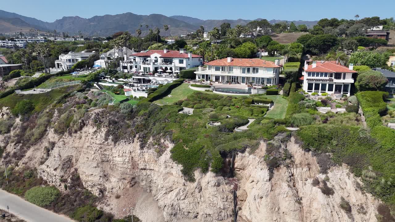 exquisitas mansiones en el borde del acantilado por encima de malibu, california