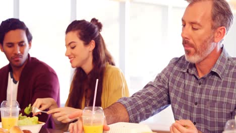 colegas de negocios que comen en la cafetería