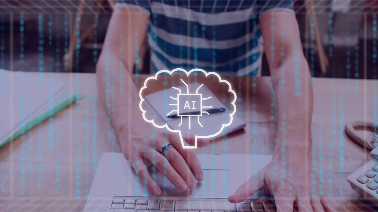 Uomo che digita sul laptop e apre messaggi, passando al trackpad, interagendo con l'IA e scrivendo appunti per il flusso di lavoro.