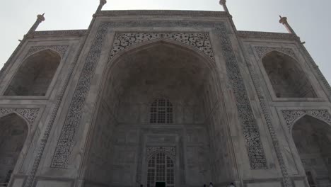 detalles magníficos del taj mahal, mausoleo de mármol blanco marfil en agra, india. tiro inclinado hacia abajo