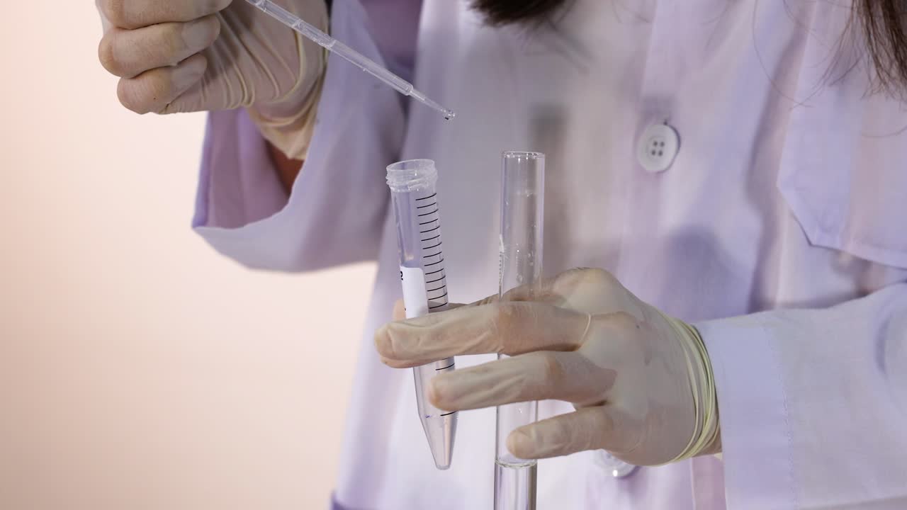 과학자는 실험관으로 화학 반응을 수행합니다.