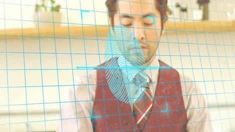animación de escaneo biométrico sobre el patrón de cuadrícula contra el hombre asiático usando tableta digital