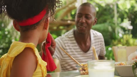 Afroamerikanische-Frau-Verbringt-Zeit-Im-Garten