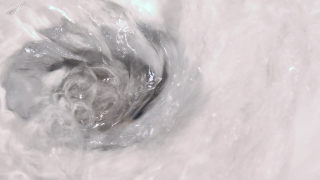 вода спускается вниз по отверстию раковины 4 км