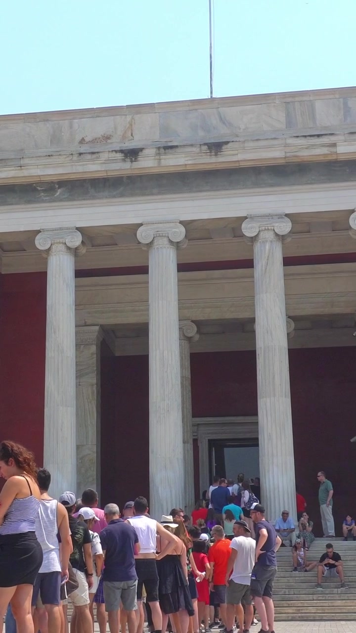 Turisti in coda al Museo Archeologico Nazionale di Atene