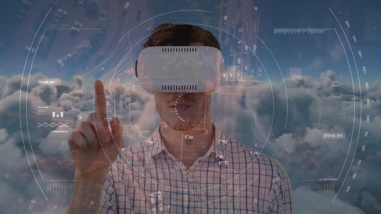 Animação de varredura de escopo e processamento de dados sobre um homem caucasiano usando um headset de realidade virtual.