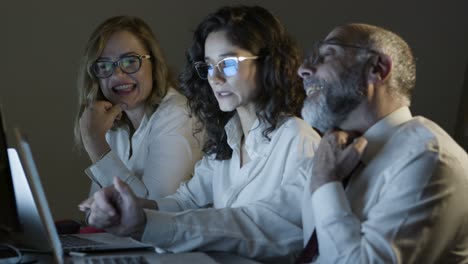 gente de negocios de contenido trabajando juntos en la oficina oscura