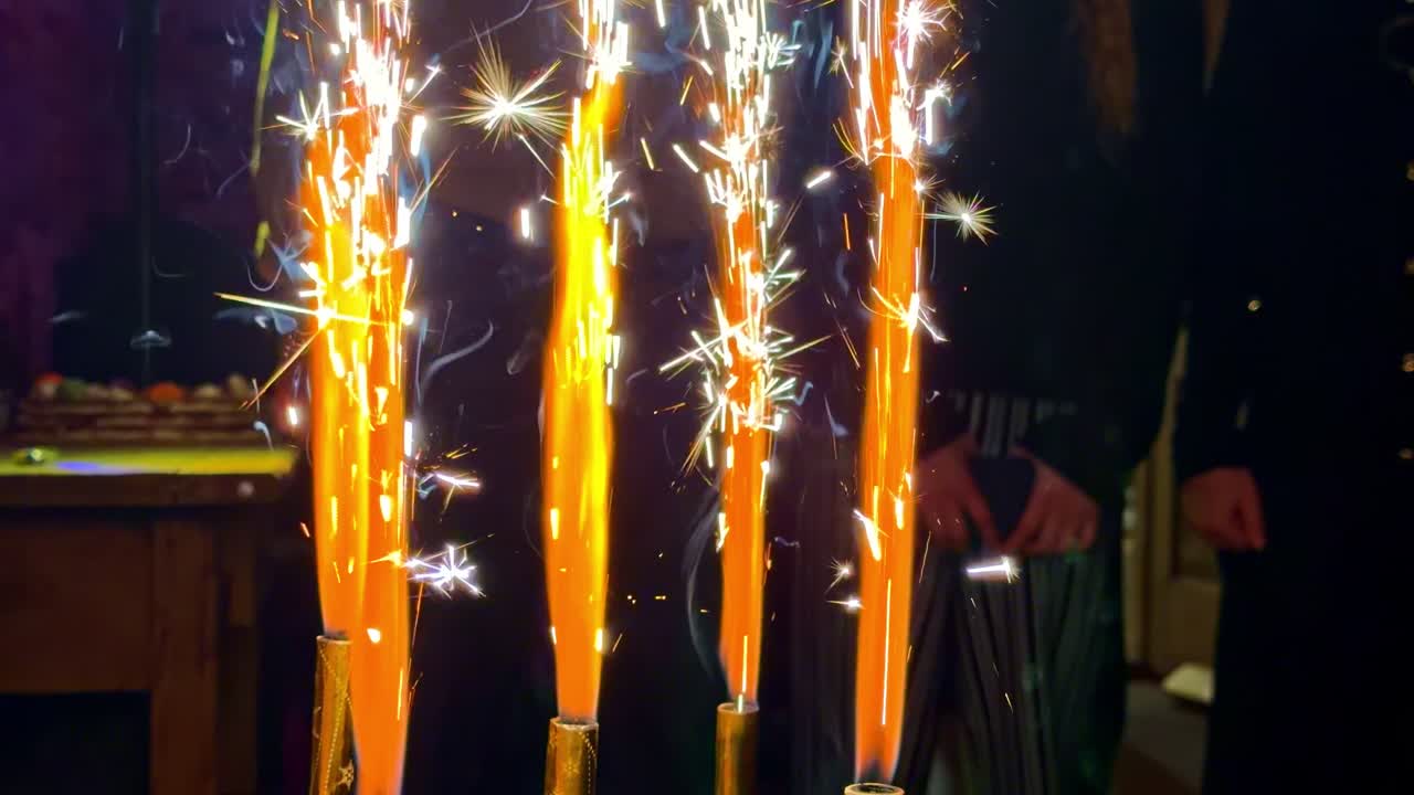 Pyrotekniska ljus som tänder gnistor och lyser upp en mörk natt, firar händelse