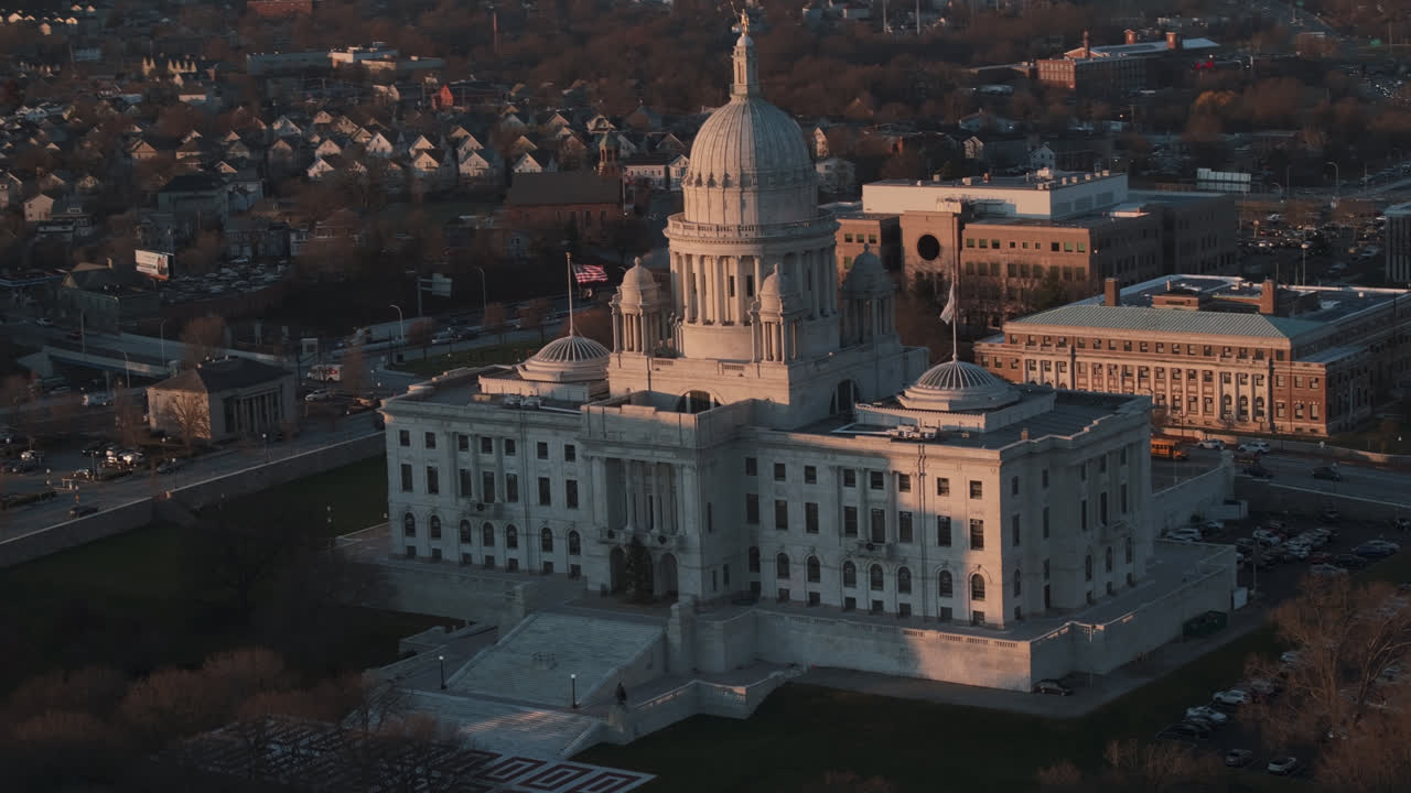 Luftfoto af Rhode Islands State Capitol ved solnedgang. Optaget på en efterårsdag i Providence, Rhode Island