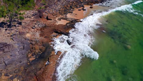 Costa-Rocosa-Con-Olas-Espumosas-Salpicando-En-La-Orilla-En-Noosa-Heads,-Queensland,-Australia---Toma-Aérea-De-Drones