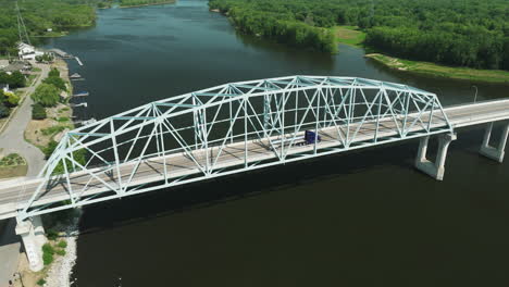 Camión-Semirremolque-Y-Automóvil-Cruzando-El-Puente-Wabasha-nelson-En-Minnesota,-Estados-Unidos