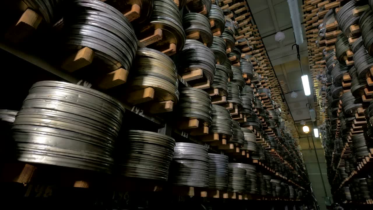 una amplia colección de cintas de video de películas.