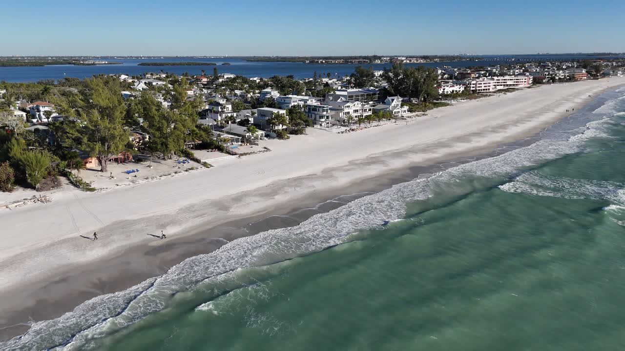 Grandi onde si infrangono sulle rive di Holmes Beach in questo panorama a rotazione lenta della zona vicino a Bradenton, in Florida.