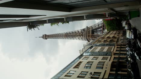 torre eiffel en el paisaje urbano de parís