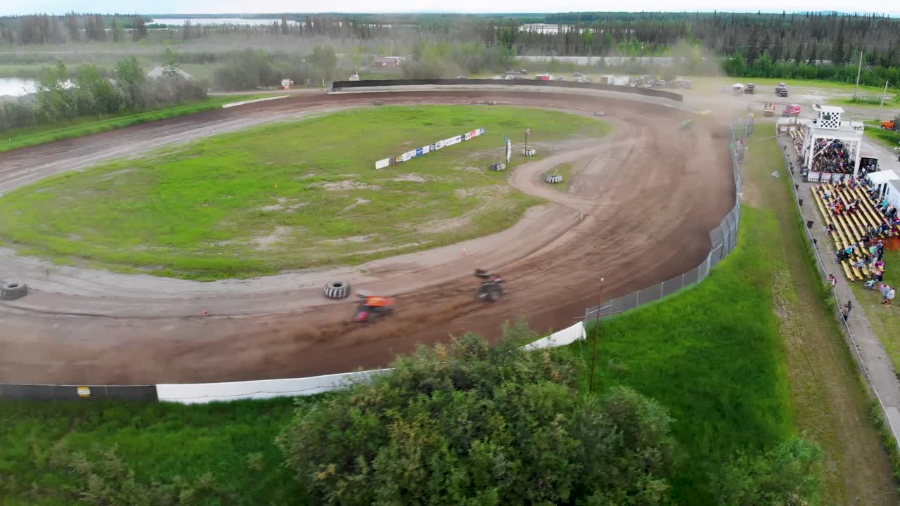 video de drones de 4k de carreras de autos sprint en mitchell raceway en fairbanks, ak durante la soleada tarde de verano-2