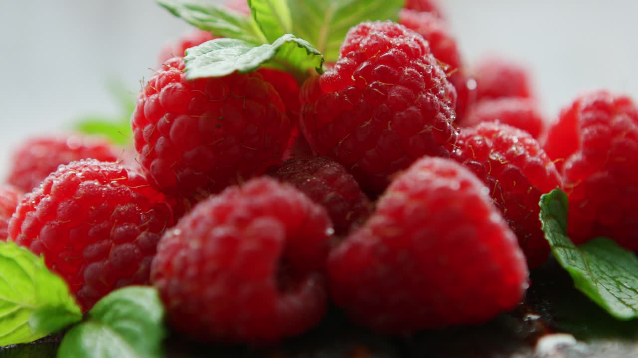 잘 익은 식욕을 돋우는 라즈베리 잎