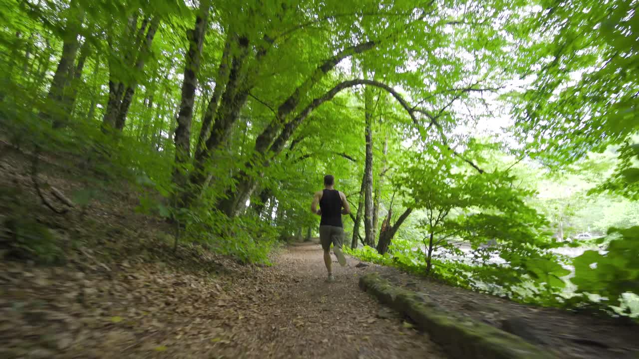 자연에서 달리기, 야외에서 스포츠를 하는 것.