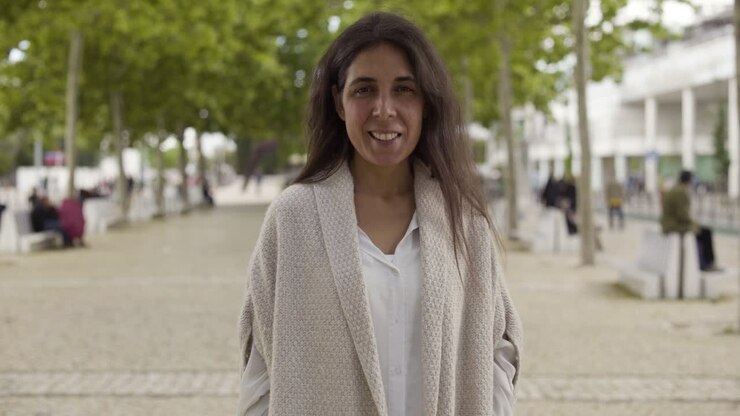 Bella donna di mezza età sorridente che guarda la fotocamera