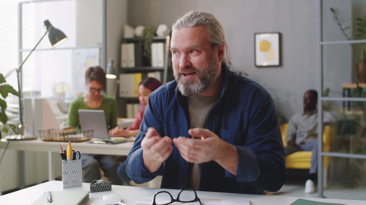 hombre de negocios de alto nivel haciendo videollamadas en la oficina