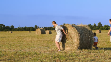 Eltern-Und-Sohn-Spielen-Zusammen-Auf-Dem-Feld