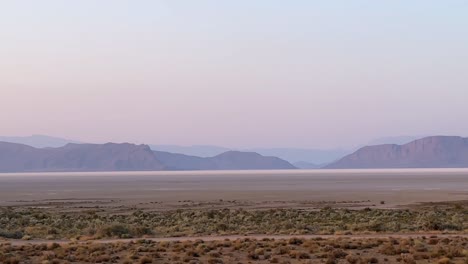 Wunderschöne-Rosa-violette-Farbe-Der-Dämmerung-Nach-Sonnenuntergang-Am-Horizont-Vor-Der-Nacht-In-Der-Wüstenlandschaft,-Berghintergrund,-Salzsee-In-Weitem-Blick-Auf-Die-Himmelslinie-Im-Iran,-Kalte,-Friedliche,-Malerische,-Minimale,-Flache-Szene