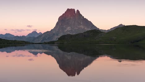 Sunset-at-Lac-Gentau,-French-Pyrenees