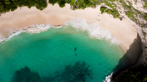 Kelingking-Beach-By-The-Blue-Sea-on-the-Island-Of-Nusa-Penida-In-Bali,-Indonesia